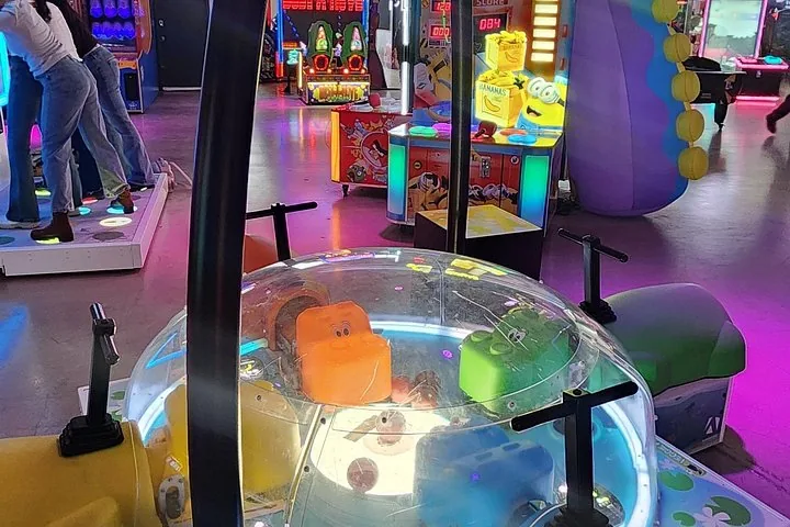 Giochi arcade tra cui un gioco in stile Whac-A-Mole